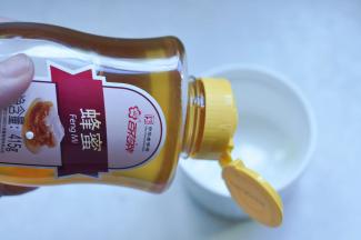 7、把蜂蜜按2:1的比例稀释好蜂蜜水备用