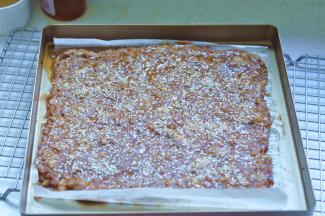 9、把烤盘送入预热好的烤箱里，中层上下火200度、烤5分钟取出，倒掉渗出的多余水份。