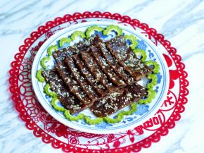 12、取出，放在晾网上，冷却了切小块，就可以开吃了