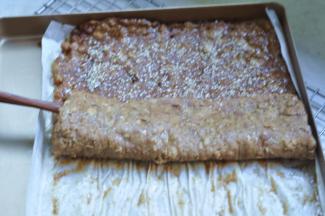 10、将烤过的肉翻面，通过烤制，盘里的肉缩小了一圈。