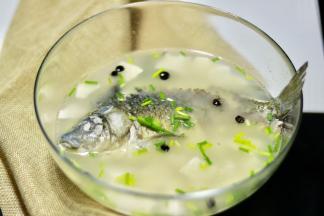 盛出，撒葱花和黑枸杞装饰