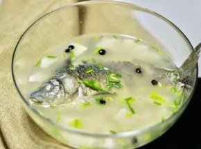 盛出，撒葱花和黑枸杞装饰