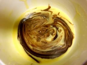 将搅拌好的面糊分成3等份，一份加入调好的可可泥，搅拌均匀