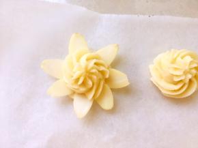 装入裱花袋，挤出小山丘的形状，在最底部均匀的插上一层扁桃仁片，扁桃仁片要呈斜45度角插入，这样插出来的花朵会立体些