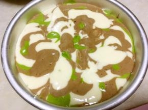 全部面糊加入到模具后，轻轻磕几下模具，震出气泡，入烤箱150度烤42分钟