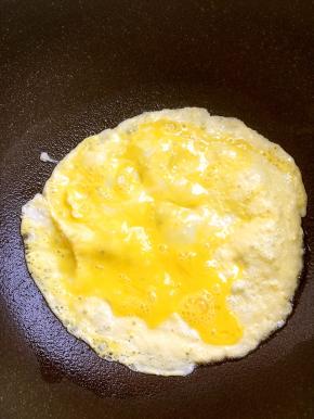 锅内有温度倒入蛋液，轻轻晃动锅，让蛋液铺成圆饼状