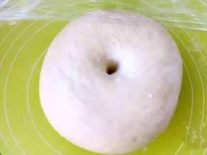 发酵好的面团，手指沾点干粉插下去，有个圆圆的洞不回弹