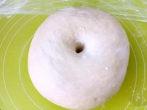 发酵好的面团，手指沾点干粉插下去，有个圆圆的洞不回弹