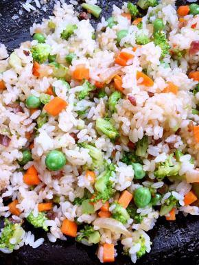 倒入剩米饭，翻炒至米饭呈颗粒状，关火，喜欢放鸡精的也可以加一点调味