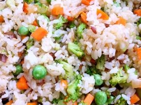 倒入剩米饭，翻炒至米饭呈颗粒状，关火，喜欢放鸡精的也可以加一点调味
