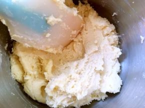 加入一小撮盐，用刮刀切拌均匀