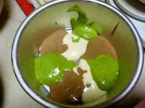 将三个颜色轮流交错开颜色，分多次加入到模具内