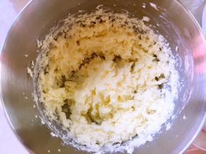 继续打发至充分融合，颜色变浅即可