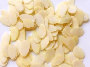 扁桃仁片挑拣完整形状的，备用