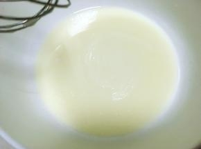 玉米油加牛奶搅拌至乳化状态