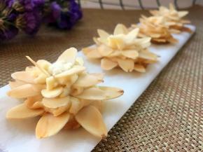 烤箱预热160度，烤25分钟，注意观察扁桃仁片的颜色，因为裸露在外很容易上色过重，糊掉的，每个烤箱温度不同，上色过快，可以调低温度