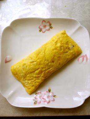 之后在盘子上扣个盘子，两个盘子一起拿起来，翻个面，让底下的翻到上面来