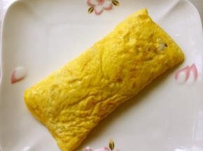之后在盘子上扣个盘子，两个盘子一起拿起来，翻个面，让底下的翻到上面来