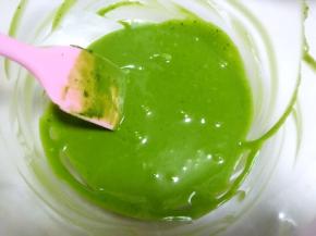 另外一份加入抹茶粉搅拌均匀，最后一份原色不动