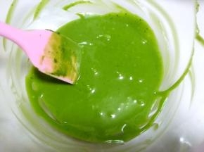 另外一份加入抹茶粉搅拌均匀，最后一份原色不动