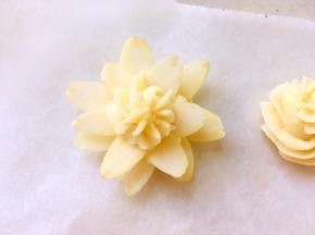 错开扁桃仁片，在两片的缝隙间再插一层扁桃仁片