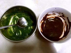 可可粉跟抹茶粉分别用8克温水活均匀