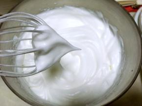 蛋白加几滴柠檬汁，分三次加入30克砂糖打发至硬性发泡，打蛋器提起有个小三角