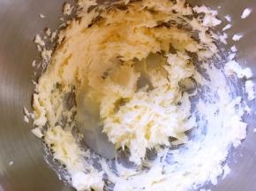 分次加入凉透的牛奶砂糖水，每加一次牛奶糖水，就用打蛋器打发均匀后再加入第二次