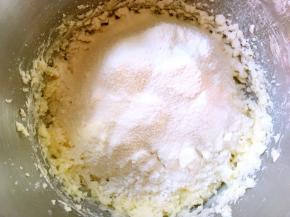 过筛低筋面粉，杏仁粉