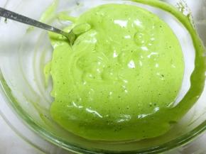 烤箱预热160度，将三份面糊翻拌均匀，防止面糊串色，最好准备两个刮棒，一个翻拌原色的，之后再翻拌可可的，另外一个刮棒翻拌抹茶的