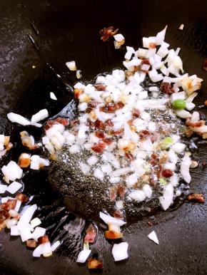 锅内加入一点油，中火加热，先放洋葱炒香