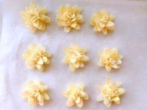 上面再错开缝隙，插入第三层扁桃仁片