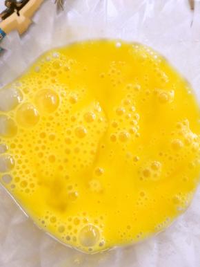 平底不粘锅加一点点油，小火加热，蛋液打匀