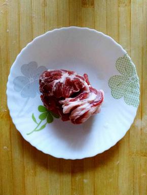 准备一小块羊肉