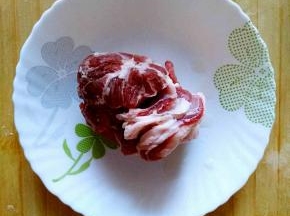 准备一小块羊肉