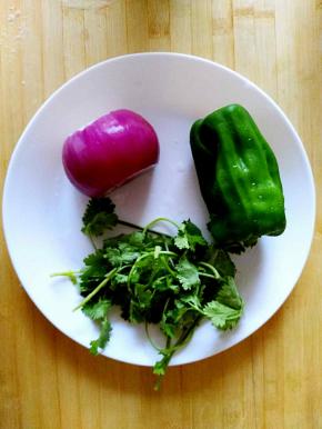 青椒，圆葱和香菜洗干净备用。