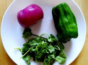 青椒，圆葱和香菜洗干净备用。