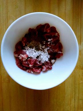 羊肉切成细条，放在碗中加入少许酱油，孜然粉，料酒，酱油，淀粉