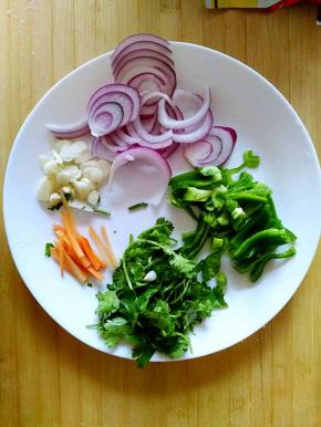 青椒和圆葱分别切丝，香菜切段，大蒜切片，家里有一点点的胡萝卜也切丝放进去，可以使颜色好看一些，嘻嘻