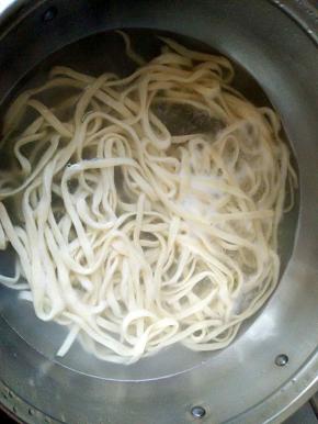 锅中烧开水，把面条放进去煮。