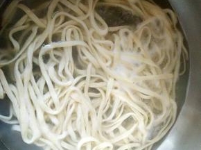 锅中烧开水，把面条放进去煮。