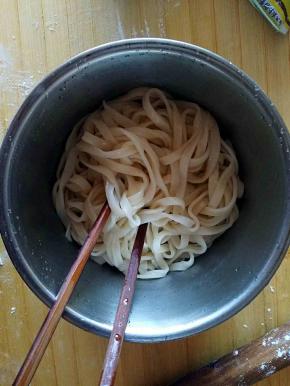 面条煮熟后捞出用凉水至少过三遍 ，然后加入一小勺植物油拌匀，防止粘连。