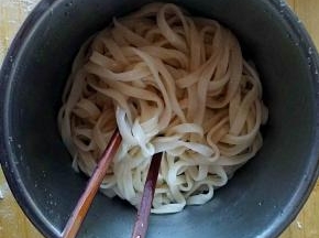 面条煮熟后捞出用凉水至少过三遍 ，然后加入一小勺植物油拌匀，防止粘连。