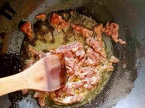 炒锅中倒油，把羊肉丝放入快速滑散。
