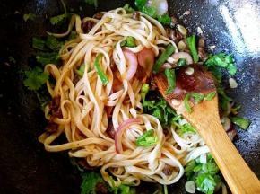 最后把香菜段撒进去，快速翻炒几下，即可出锅。