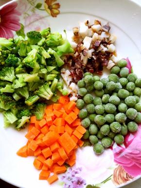 西兰花切小碎朵，过热水烫一下，胡萝卜、洋葱、腊肉切丁，装盘备用