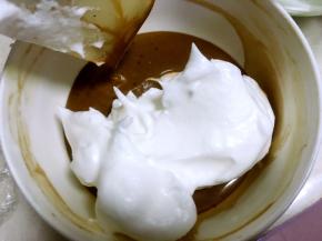 将打发好的蛋白分三份，分别加入到可可面糊跟抹茶面糊，还有原色面糊中