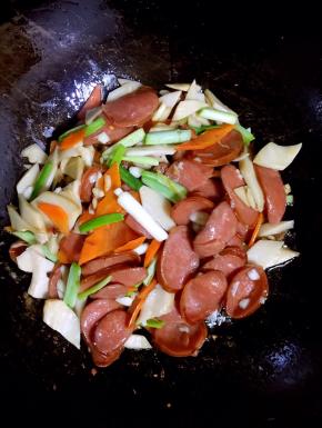 起锅前加入适量的鸡精调味即可！