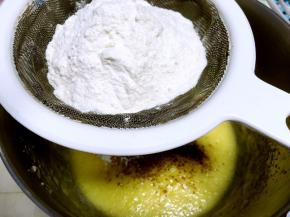 过筛面粉、盐、可可粉、小苏打跟泡打粉