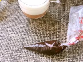 装入裱花袋，袋口出剪个很小的小口